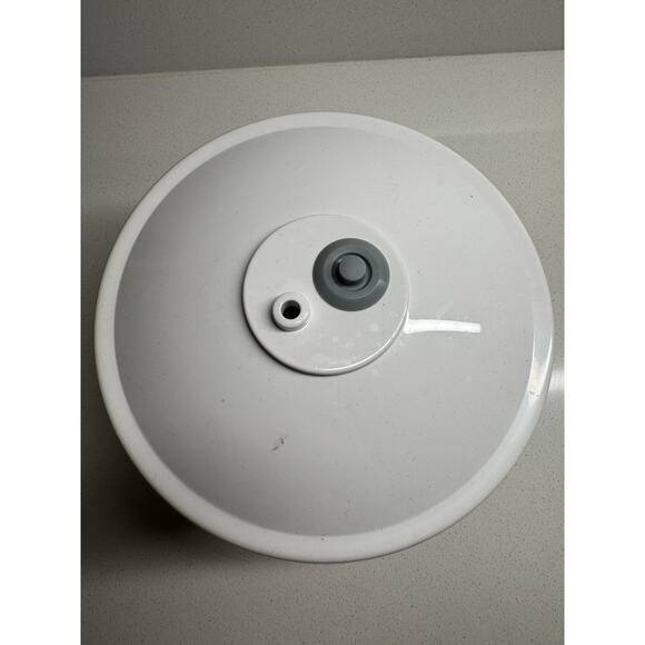 Snail Food Saver KY-134 Vacuum Seal Container 50 oz & Lid 6”D x 5-5/8”H Amber - Picture 2 of 6